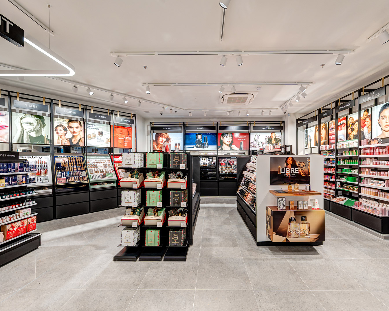 Découvrez un large éventail de produits de beauté de marques renommées dans un espace élégant et bien éclairé.
