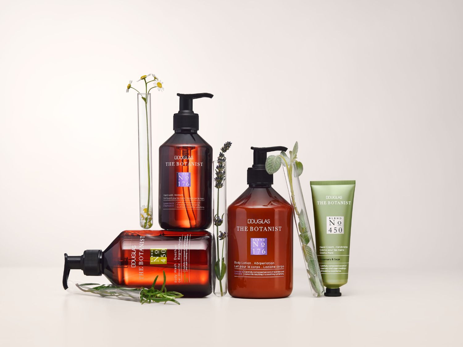 Kolekcia telovej kozmetiky Douglas The Botanist s umytým na ruky, telovým mliekom, sprchovacím gélom a krémom na ruky, obohatená o prírodné extrakty pre jemnú a hydratovanú pokožku.