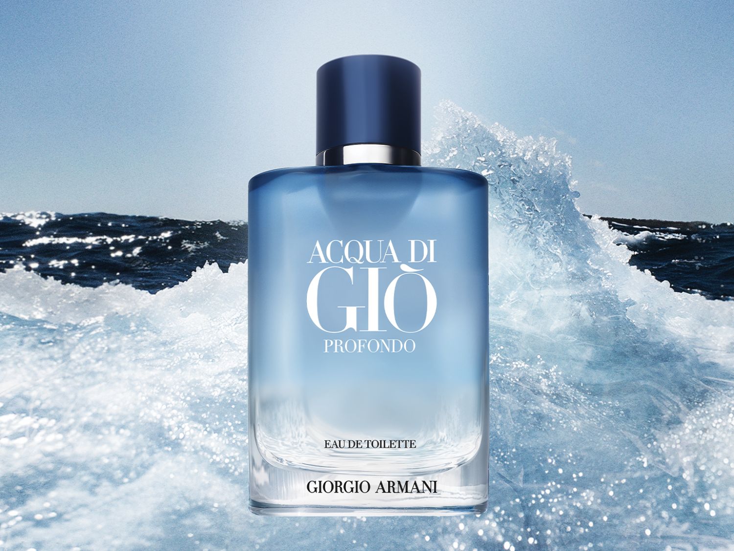 Priehľadný flakón Giorgio Armani Acqua di Giò Profondo Eau de Toilette s modrým vrchnákom, v pozadí s morskou scenériou.