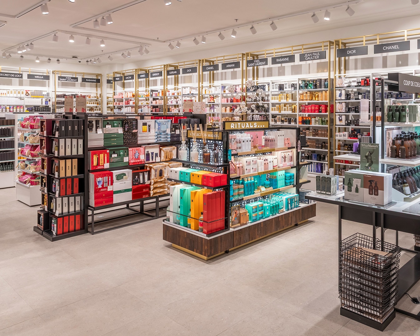 Découvrez un large éventail de produits de beauté et de parfums de marques renommées telles que Dior, Chanel, Yves Saint Laurent et Rituals dans un magasin spacieux et bien éclairé.