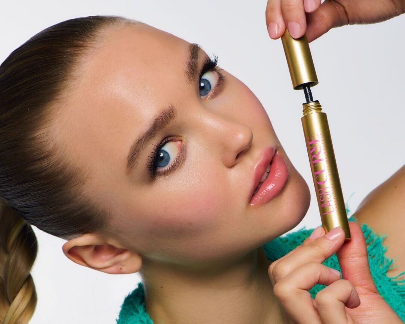 Découvrez le mascara Lash Curve dans son élégant tube doré, parfait pour définir et allonger vos cils avec une touche de glamour.