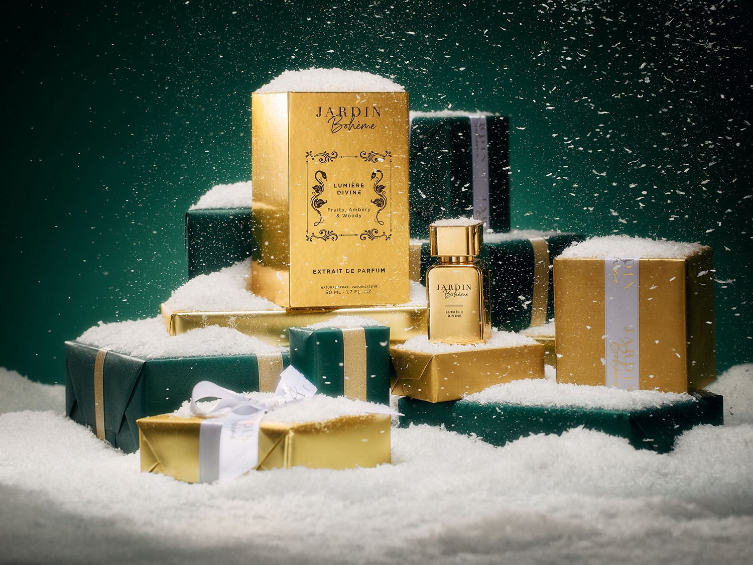 Découvrez Jardin Bohème Lumière Divine, un extrait de parfum aux notes fruitées, ambrées et boisées, présenté dans un élégant flacon doré, parfait pour les fêtes.