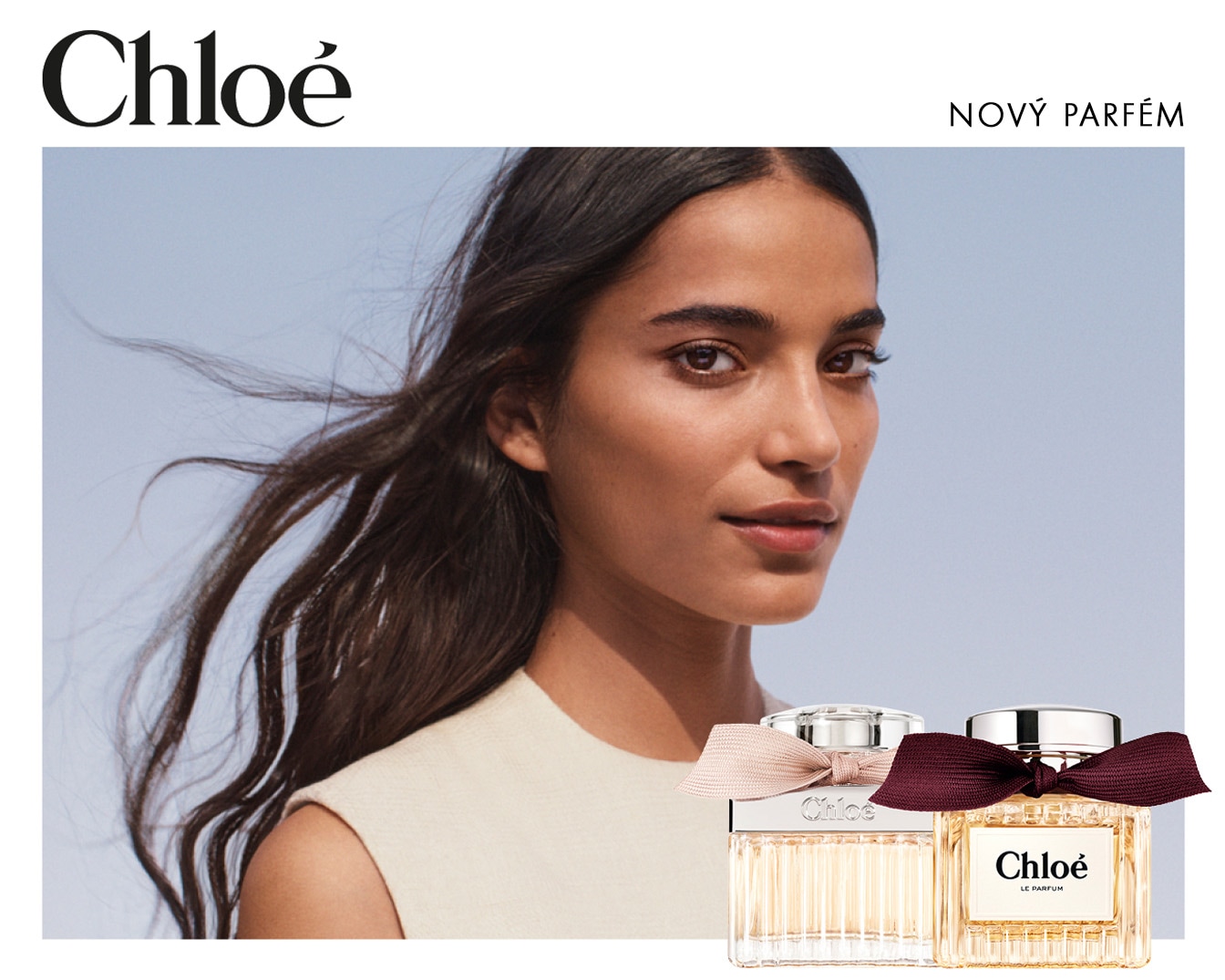 Objevte nový parfém Chloé, zachycený na portrétu ženy s vlajícími vlasy a dvěma flakony s ozdobnými mašlemi.