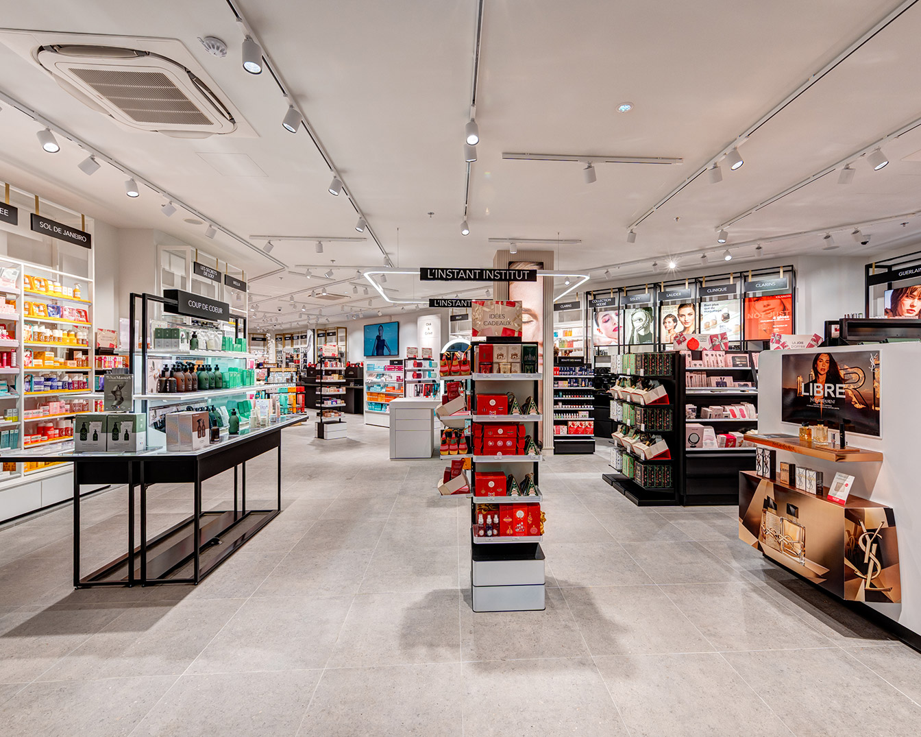 Découvrez l'intérieur lumineux et bien agencé d'un magasin Douglas, où les produits de beauté sont mis en valeur sur des étagères et des présentoirs modernes.