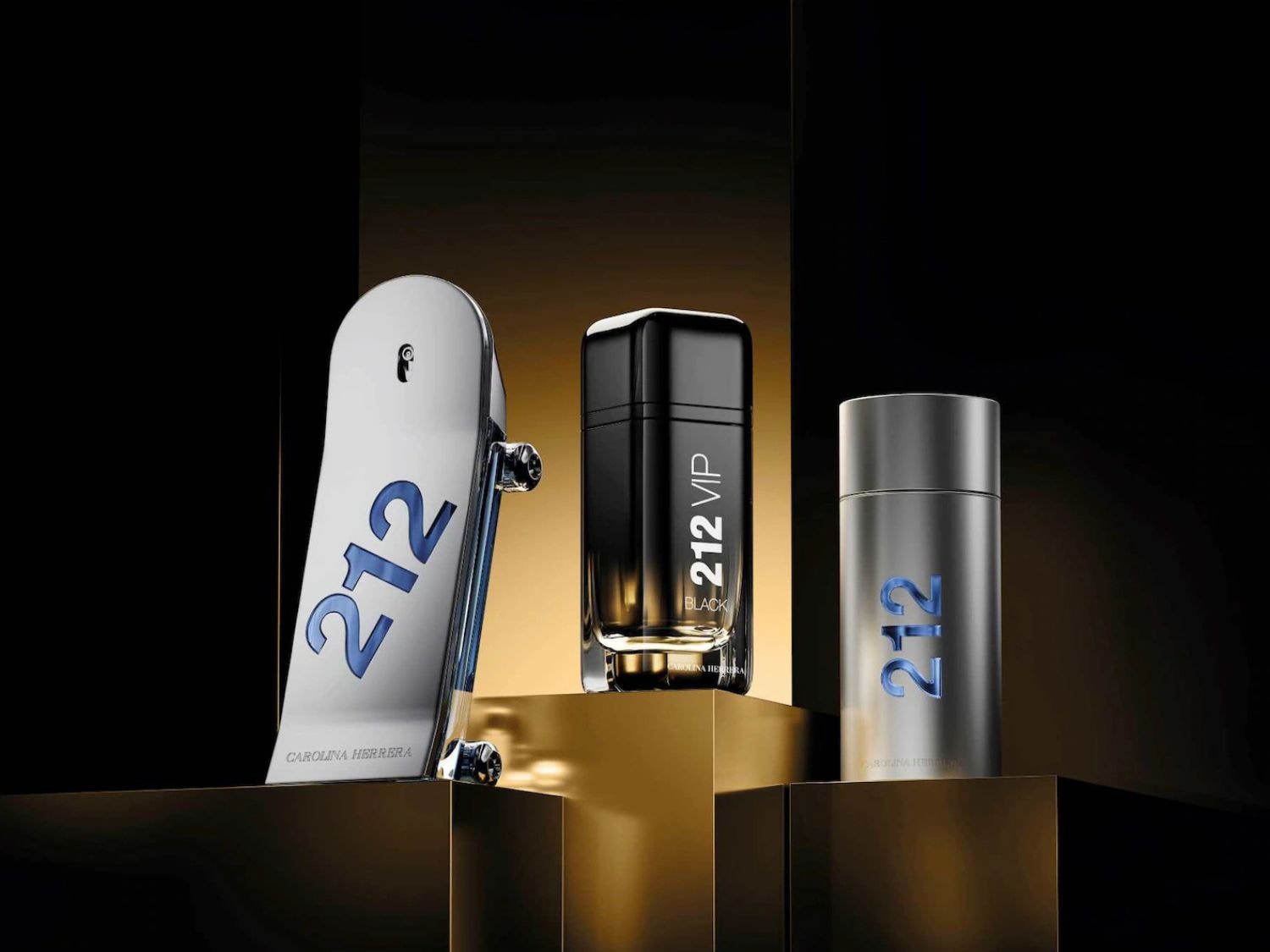 Tři flakony Carolina Herrera 212, stříbrný flakon ve tvaru pilulky, černý flakon 212 VIP a šedý flakon 212, všechny umístěné na zlatém podstavci.
