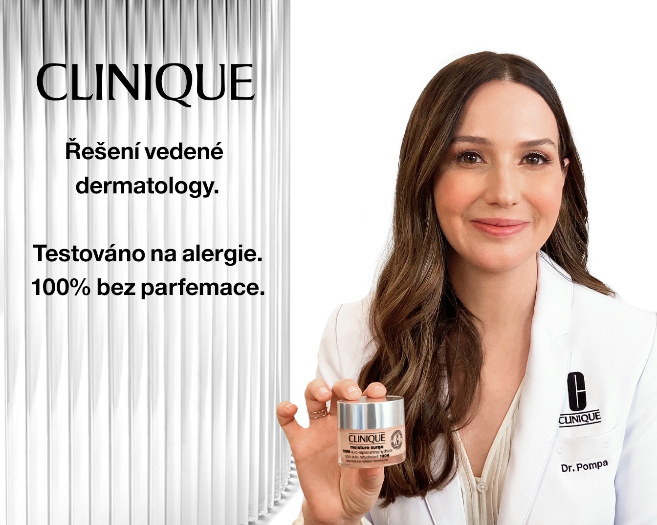 A Clinique reklámban egy mosolygó nő tart egy Moisture Surge hidratálót, hangsúlyozva, hogy bőrgyógyászok által kifejlesztett, allergiatesztelt és 100%-ban illatmentes.