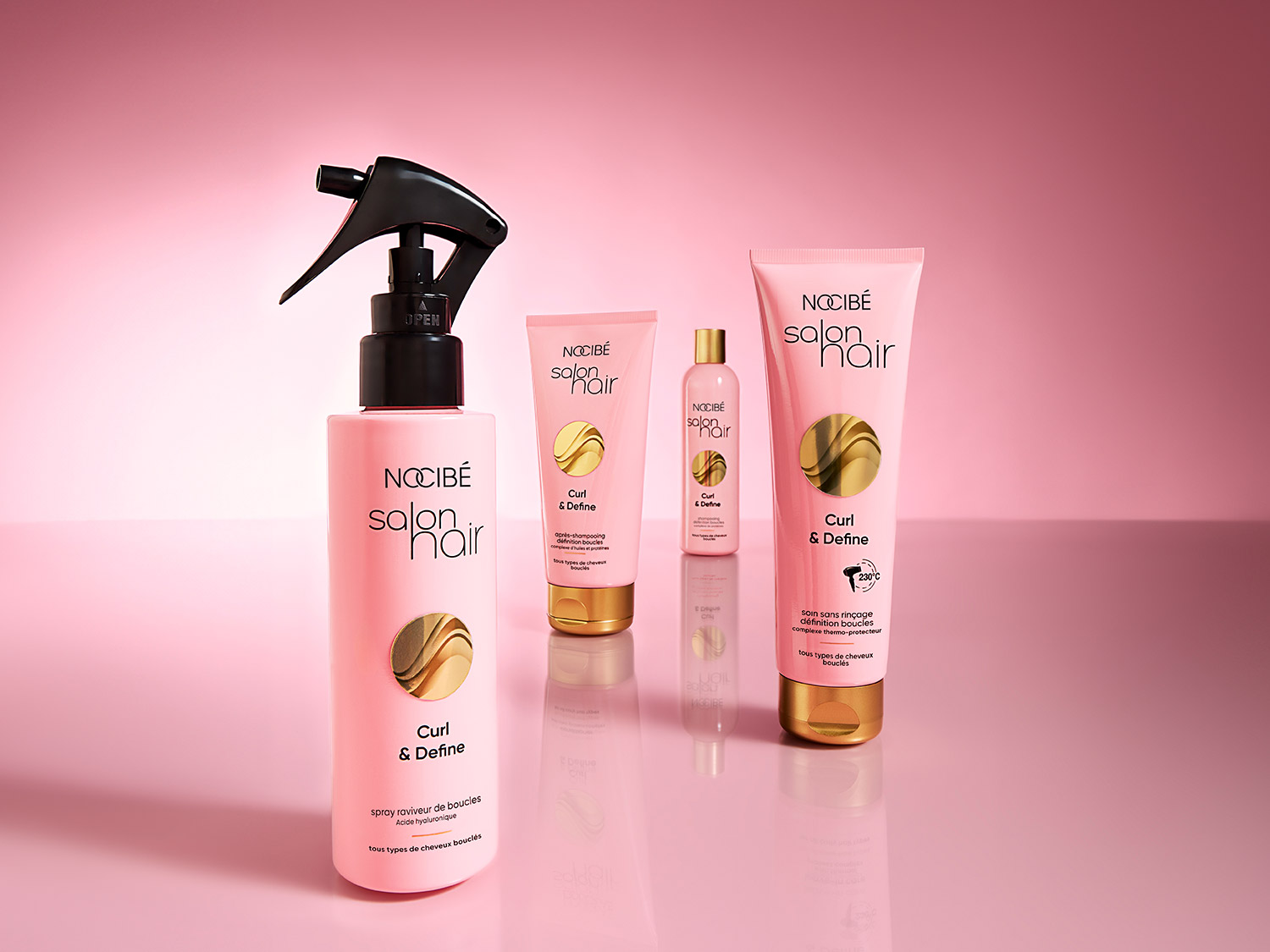 Découvrez la gamme Nocibé Salon Hair Curl & Define, comprenant un spray raviveur de boucles à l'acide hyaluronique et un soin sans rinçage thermo-protecteur, pour tous types de cheveux bouclés.