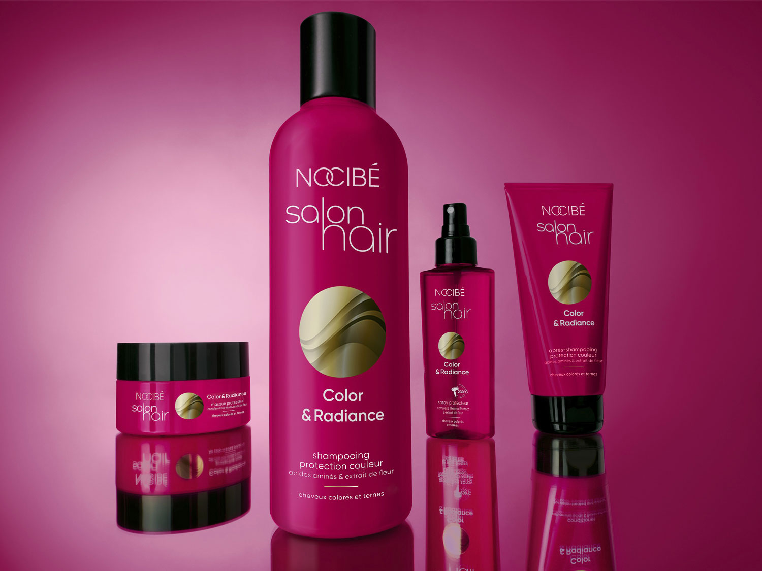 Découvrez la gamme Nocibé Salon Hair Color & Radiance, comprenant un shampooing, un masque, un spray protecteur et un après-shampooing pour cheveux colorés et ternes, le tout dans un packaging rose éclatant.