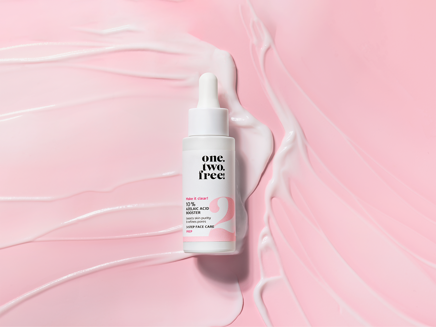 De One.Two.Free! 10% Azelaic Acid Booster in een witte fles met een pipet, belooft een heldere huid door de huid te zuiveren en de poriën te verfijnen, als onderdeel van een 3-stappen gezichtsverzorgingsroutine.
