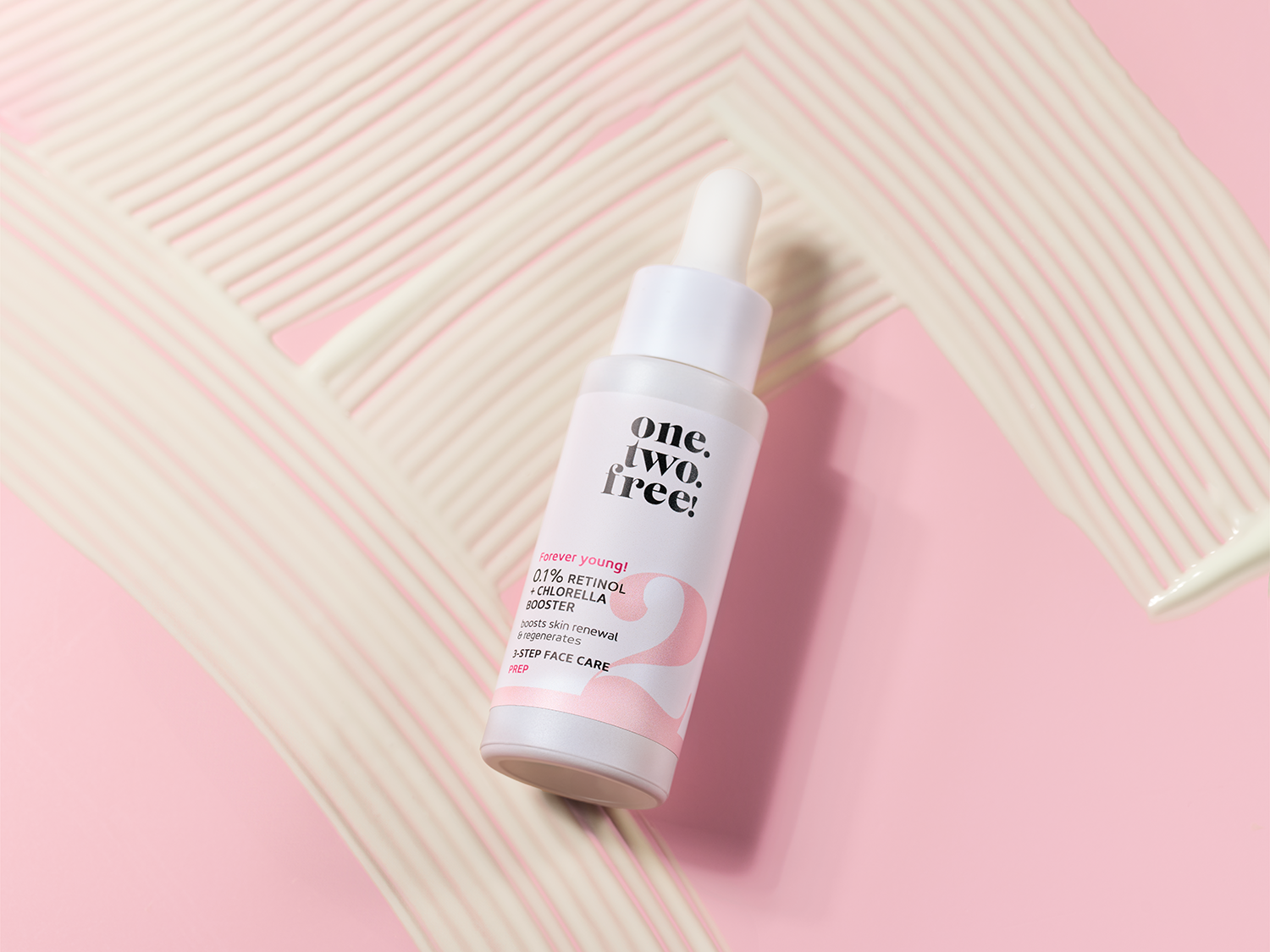 De 'one. two. free!' serumfles in wit en roze, belooft een jeugdige uitstraling met 0.1% retinol en chlorella booster, voor huidvernieuwing en regeneratie.