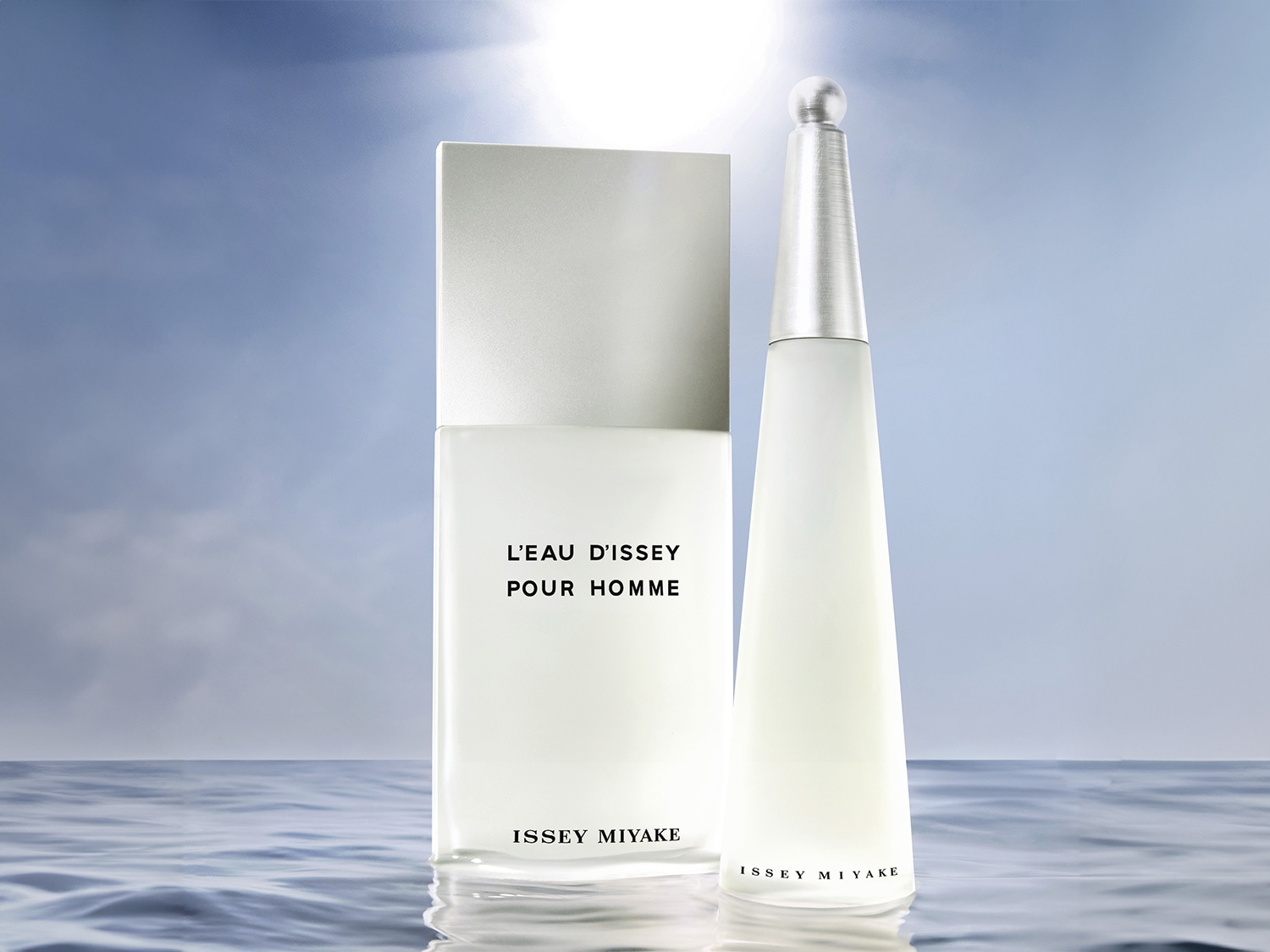 El frasco de L'Eau d'Issey Pour Homme de Issey Miyake, con su diseño minimalista en tonos blancos y plateados, evoca frescura y elegancia.