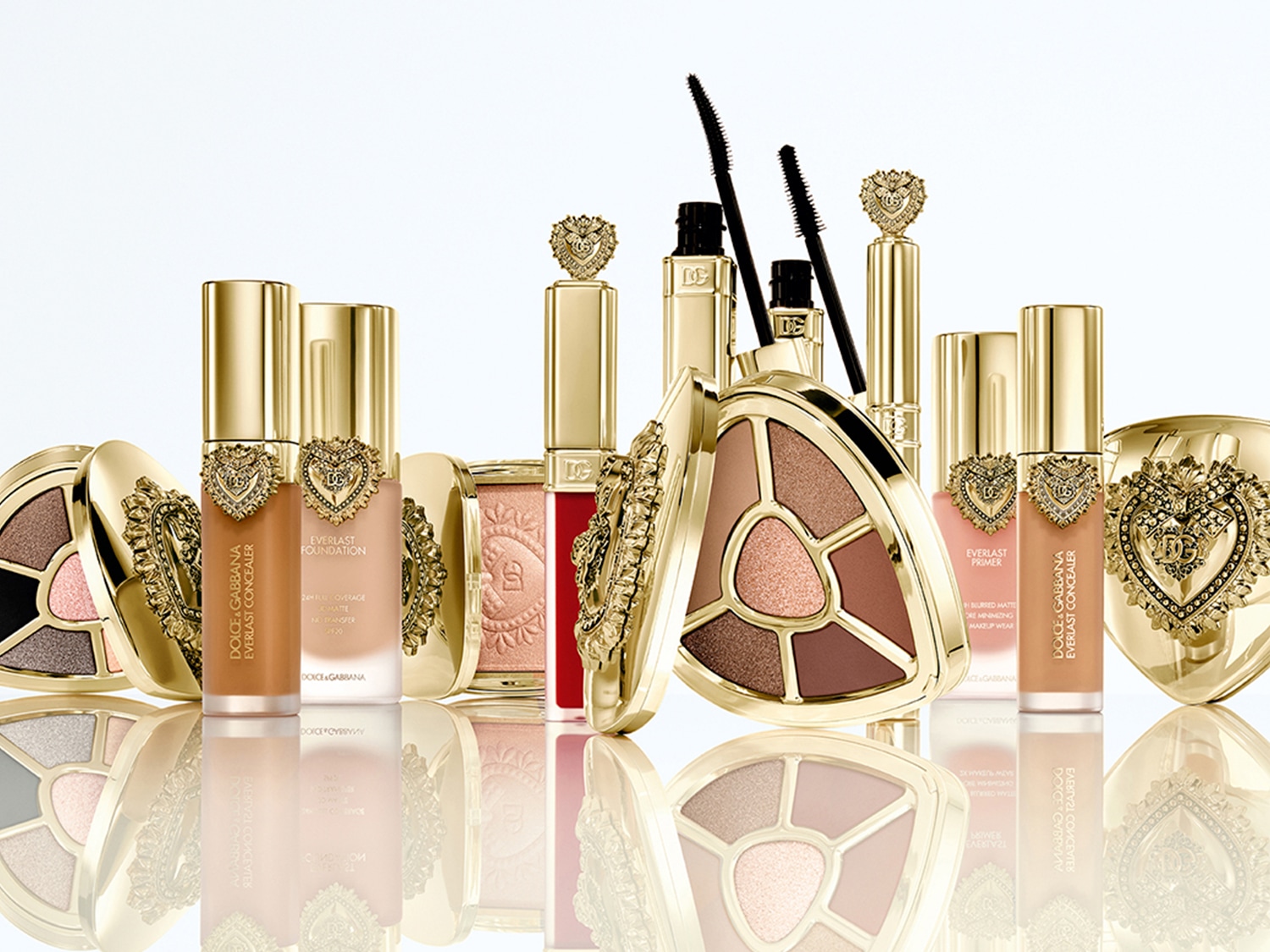Descubre la colección Everlast de Dolce & Gabbana: base, corrector, prebase, máscara de pestañas y paleta de sombras de ojos en envases dorados con detalles ornamentales.