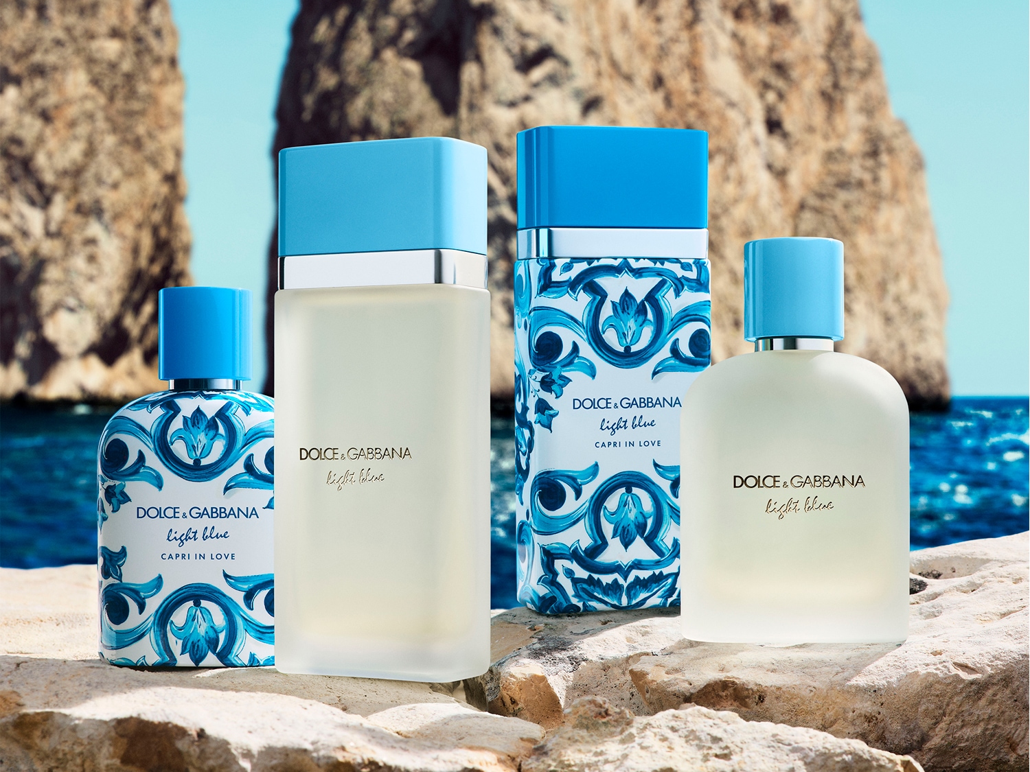 Descubre la fragancia Dolce & Gabbana Light Blue Capri in Love, con su envase adornado con motivos azules y blancos que evocan el mar Mediterráneo.