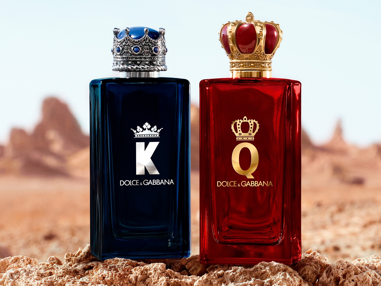 Descubre la elegancia real con los perfumes K y Q de Dolce & Gabbana, donde el azul profundo y el rojo intenso se coronan con detalles dorados, reflejando lujo y sofisticación.