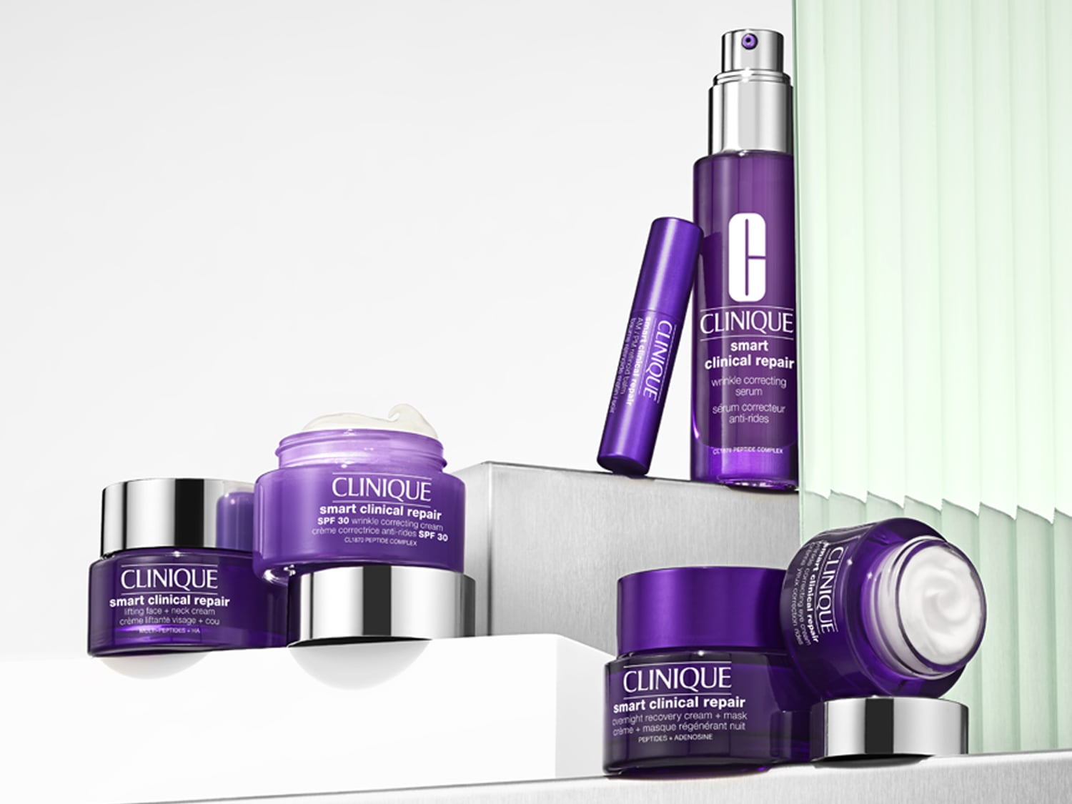 Súprava pleťovej kozmetiky Clinique Smart Clinical Repair v fialovom balení, ktorá obsahuje liftingový krém na tvár a krk, krém na korekciu vrások SPF 30, nočný obnovujúci krém a masku, korekčné očné sérum a očné sérum.