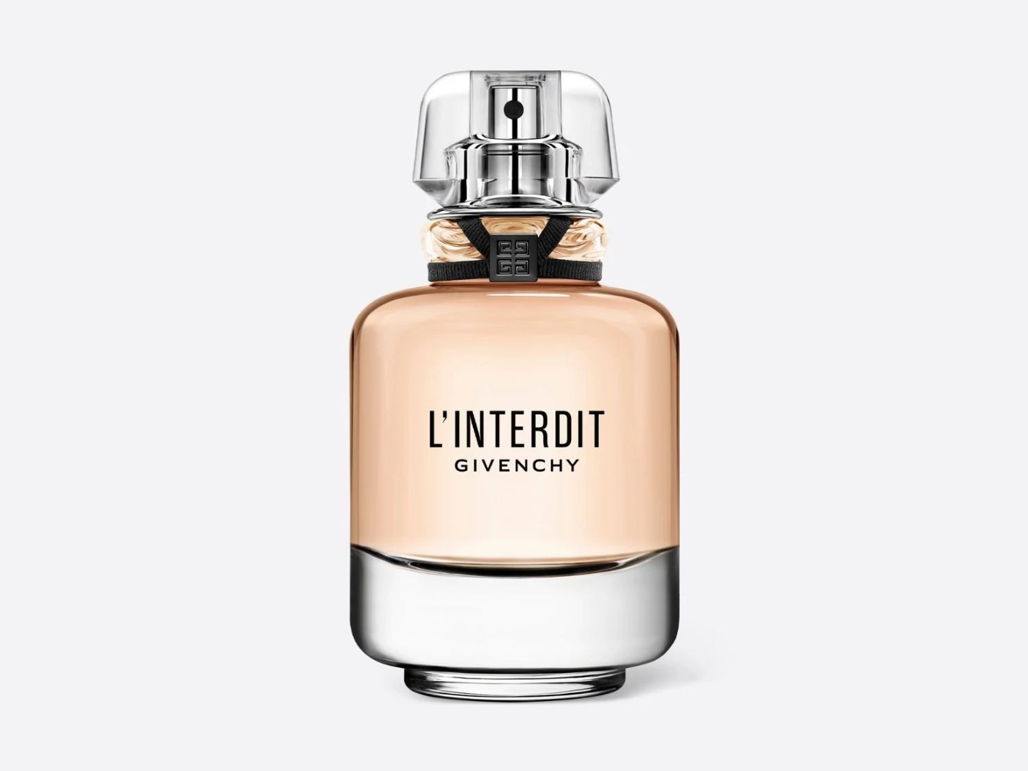 Der L'Interdit Givenchy Duft präsentiert sich in einem eleganten Flakon mit einem transparenten Oberteil, das in einen pfirsichfarbenen Körper übergeht und unten in einem silbernen Sockel endet.