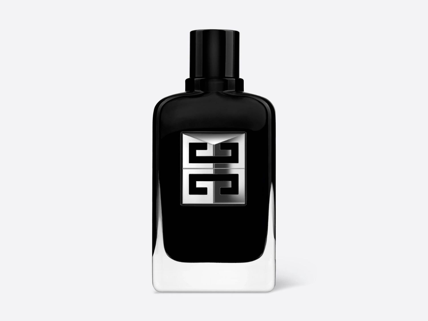 Der Givenchy Gentleman Society Eau de Parfum Flakon ist ein elegantes, schwarzes, rechteckiges Glasfläschchen mit einem silbernen Logo in der Mitte und einem schwarzen Verschluss.