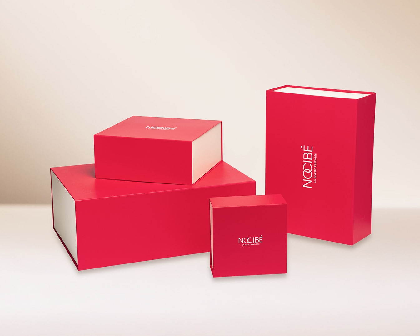 Découvrez une gamme de boîtes Nocibé rouge vif, parfaites pour emballer vos cadeaux avec élégance.