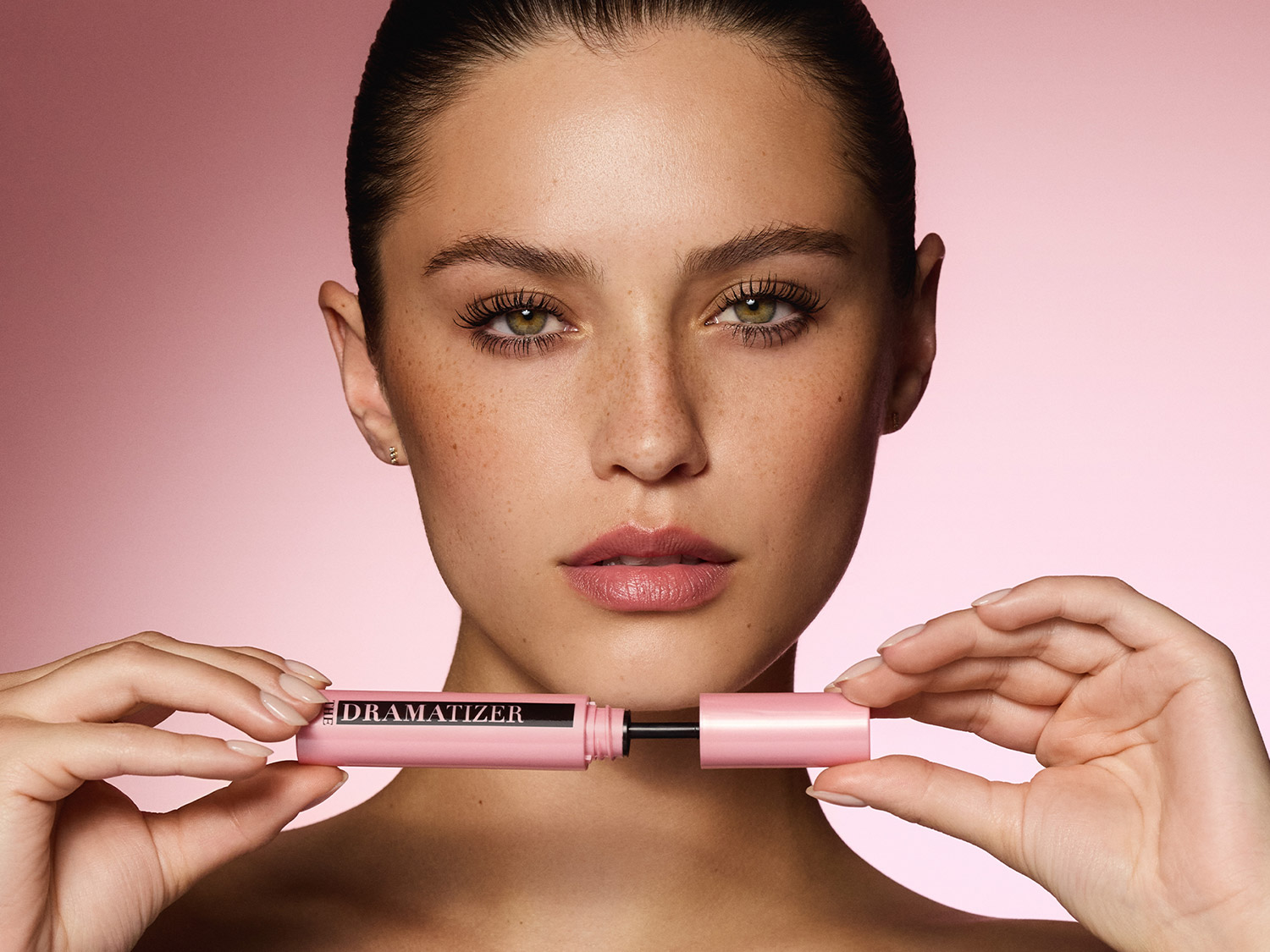 Découvrez le mascara Dramatizer dans son élégant tube rose, parfait pour un regard intense et captivant.