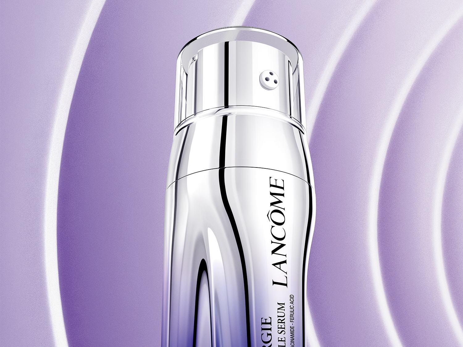 Ecco il siero viso Lancôme Rénergie Triple Serum, confezionato in un flacone argentato lucido con un erogatore a pompa trasparente, su uno sfondo viola tenue.
