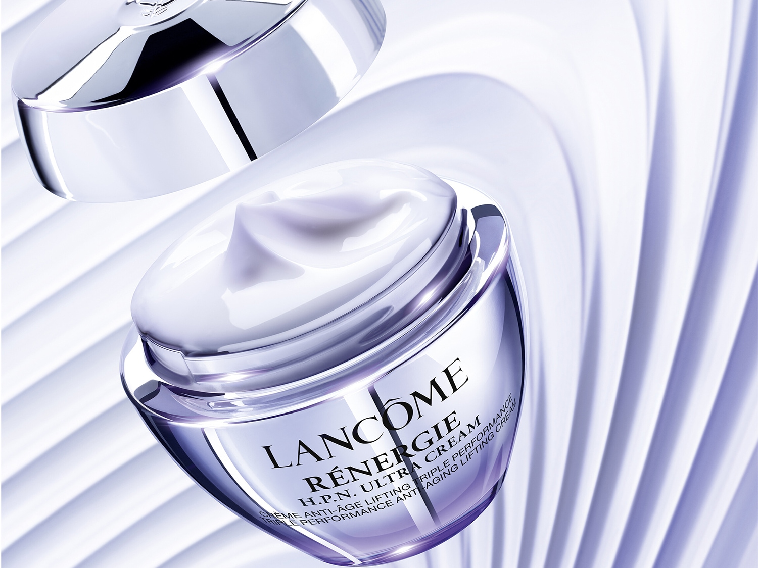 Ecco il vasetto di crema Lancôme Rénergie H.P.N. Ultra Cream, un trattamento anti-età dalla texture ricca e vellutata, con tappo argentato a specchio.