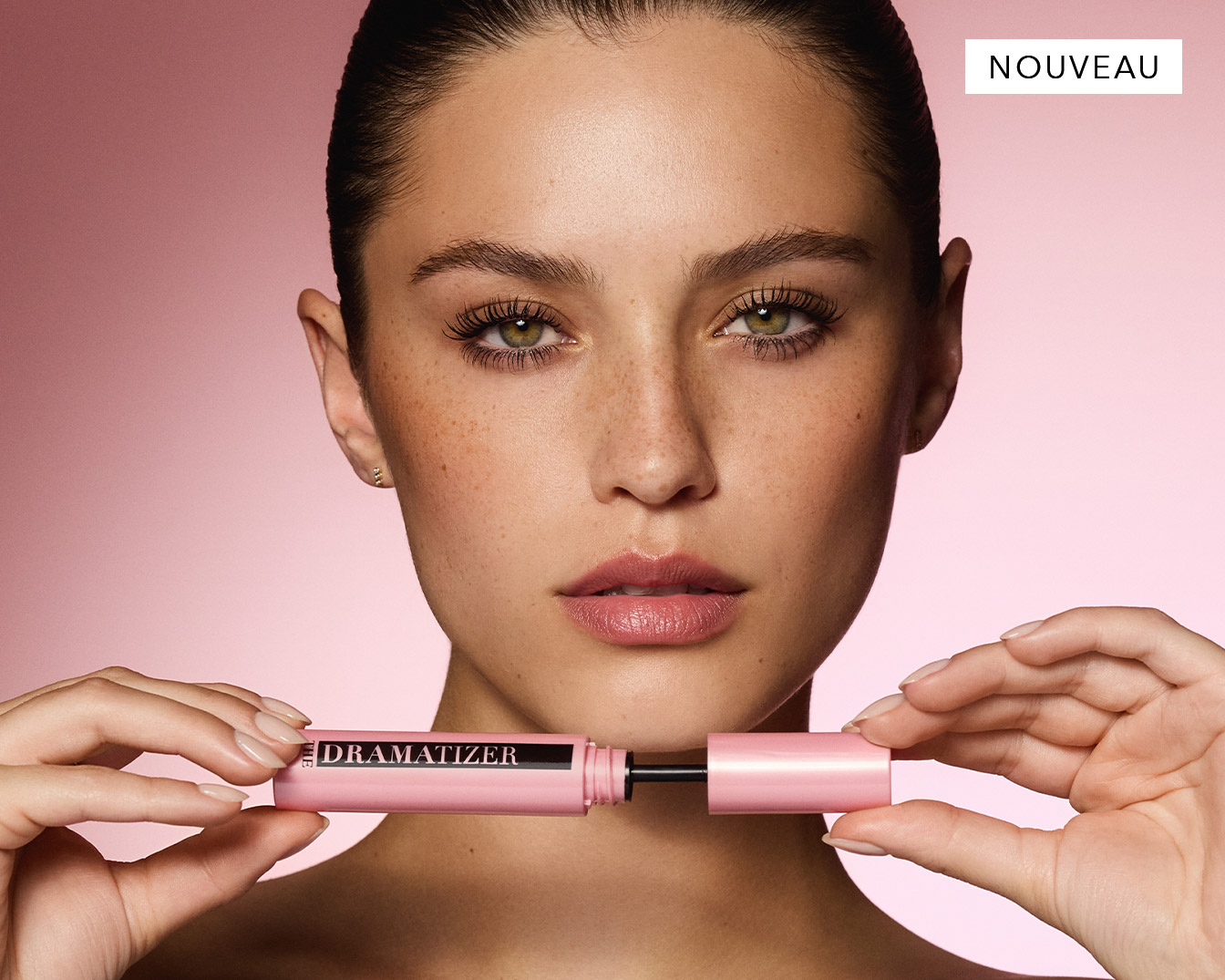 Découvrez le nouveau mascara The Dramatizer dans son élégant tube rose, conçu pour un regard intense et captivant.