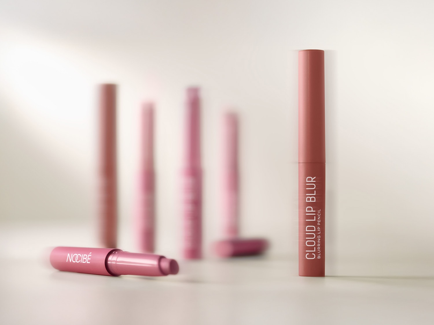Découvrez le crayon à lèvres Nocibé Cloud Lip Blur, un essentiel pour des lèvres douces et parfaitement définies dans une teinte rose.