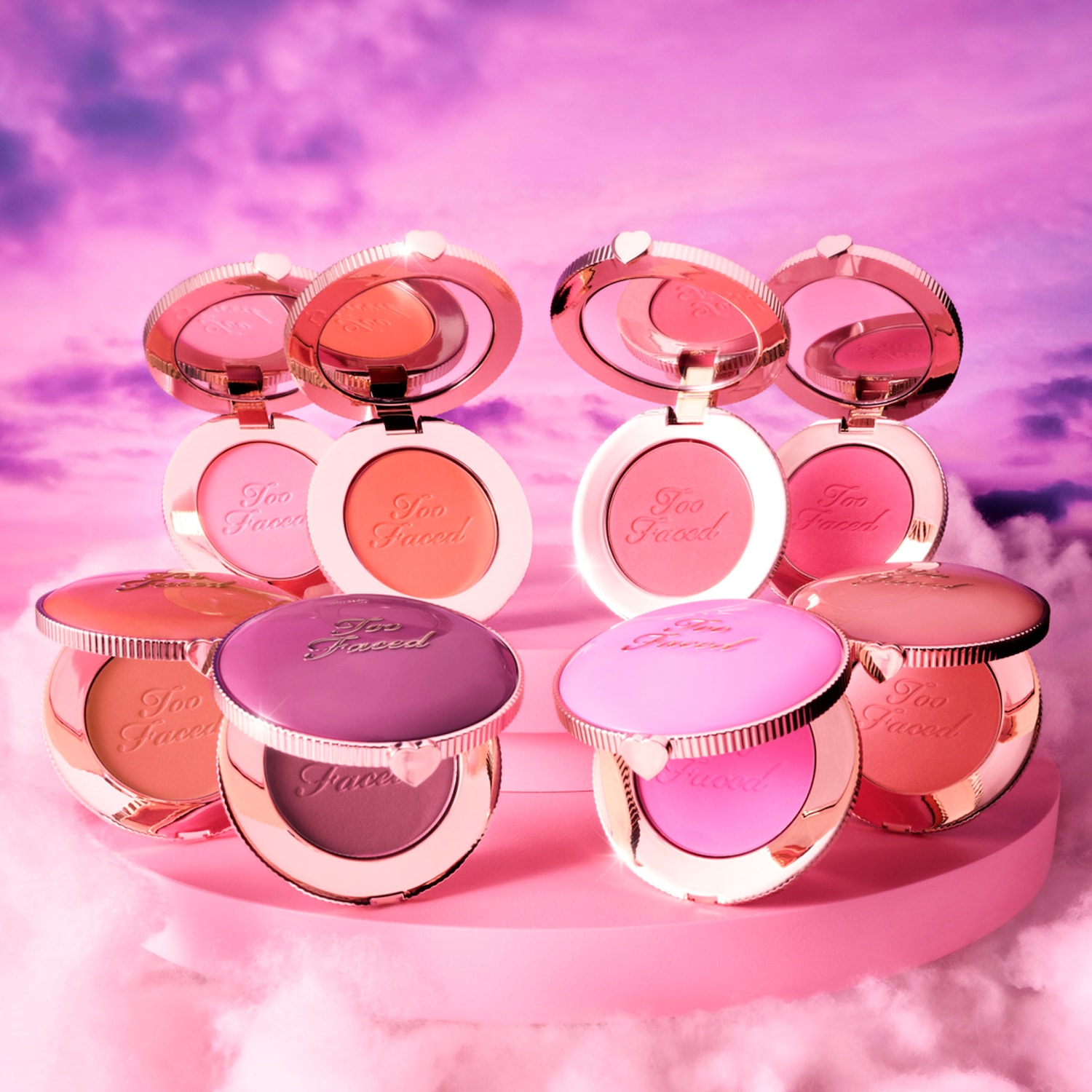 Découvrez une gamme de blushs Too Faced aux teintes variées, allant du rose délicat au prune profond, présentés dans des boîtiers ronds et élégants avec des détails dorés.