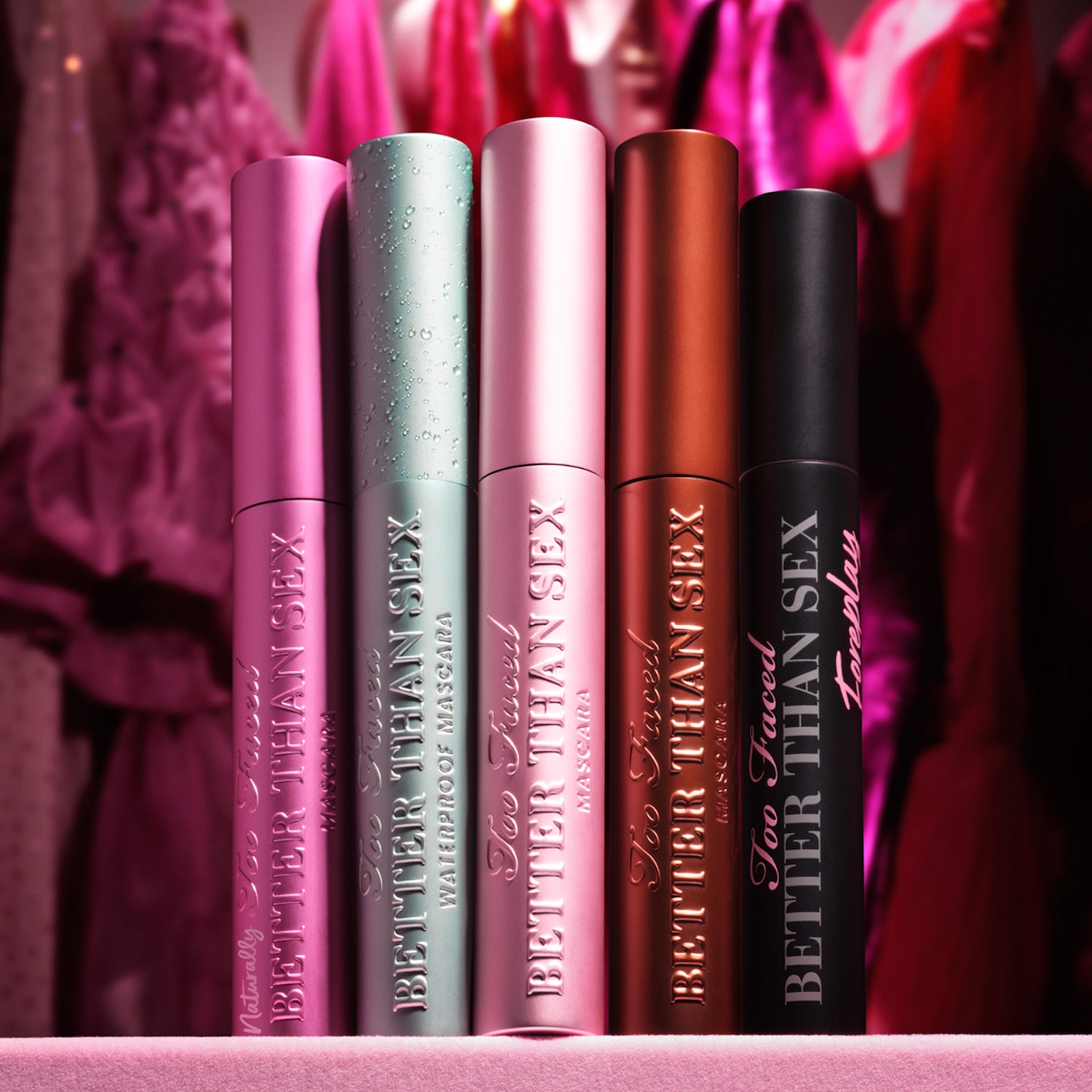 Découvrez le mascara Better Than Sex de Too Faced, disponible en plusieurs teintes, du rose au noir, pour un regard irrésistible.