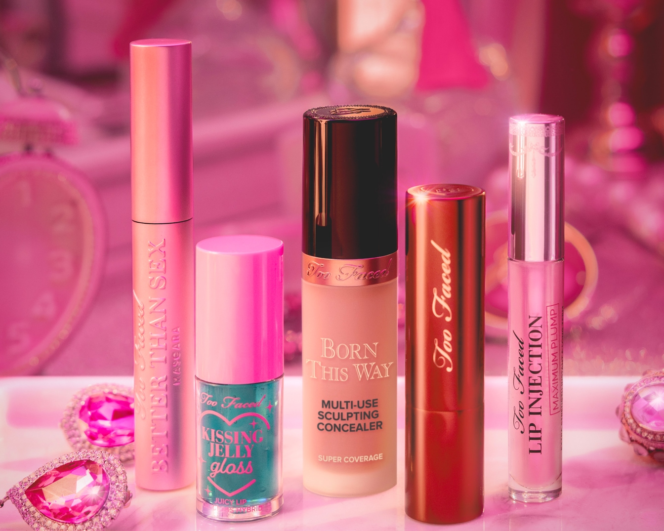 Découvrez une gamme de produits Too Faced, comprenant le mascara Better Than Sex, le gloss Kissing Jelly, l'anti-cernes Born This Way, et le Lip Injection Maximum Plump.