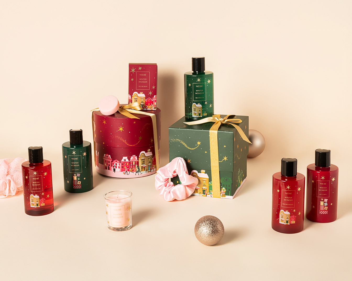 Découvrez l'ensemble Noicbé Winter Wonder, comprenant des gels douche rouges et verts, des laits pour le corps, des sels de bain et une bougie parfumée, présentés dans des emballages festifs décorés de motifs hivernaux.