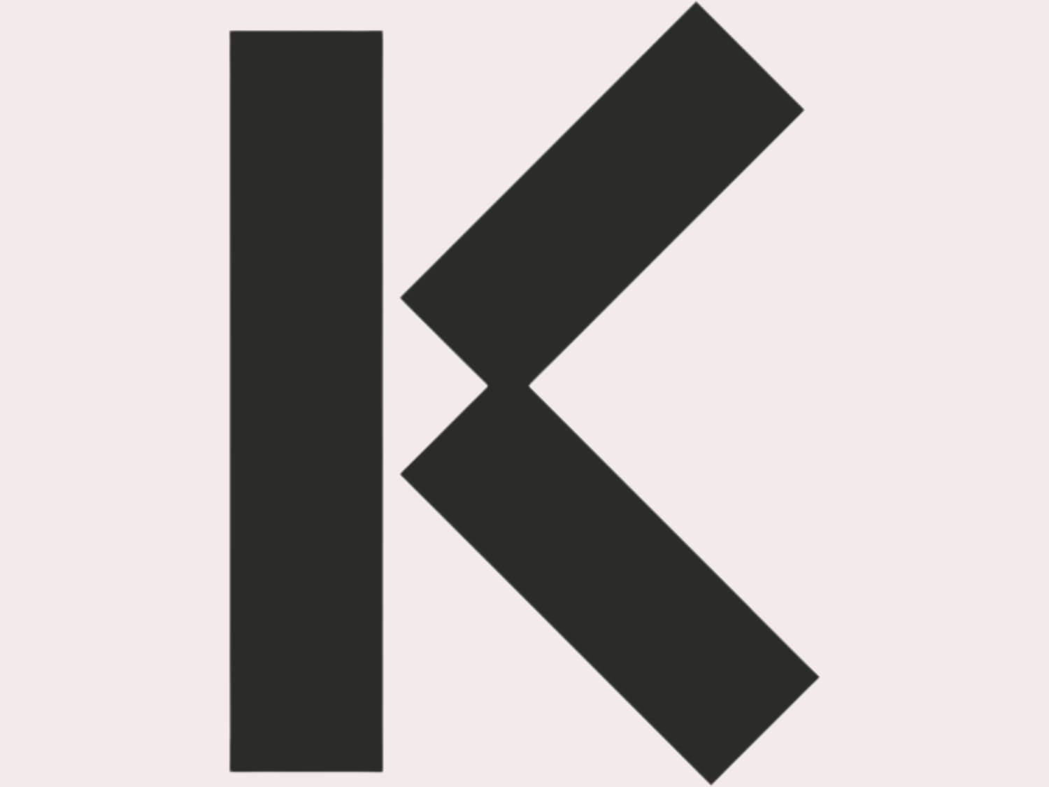 Das Bild zeigt ein großes, stilisiertes 'K' in dunkler Farbe vor einem hellen Hintergrund.