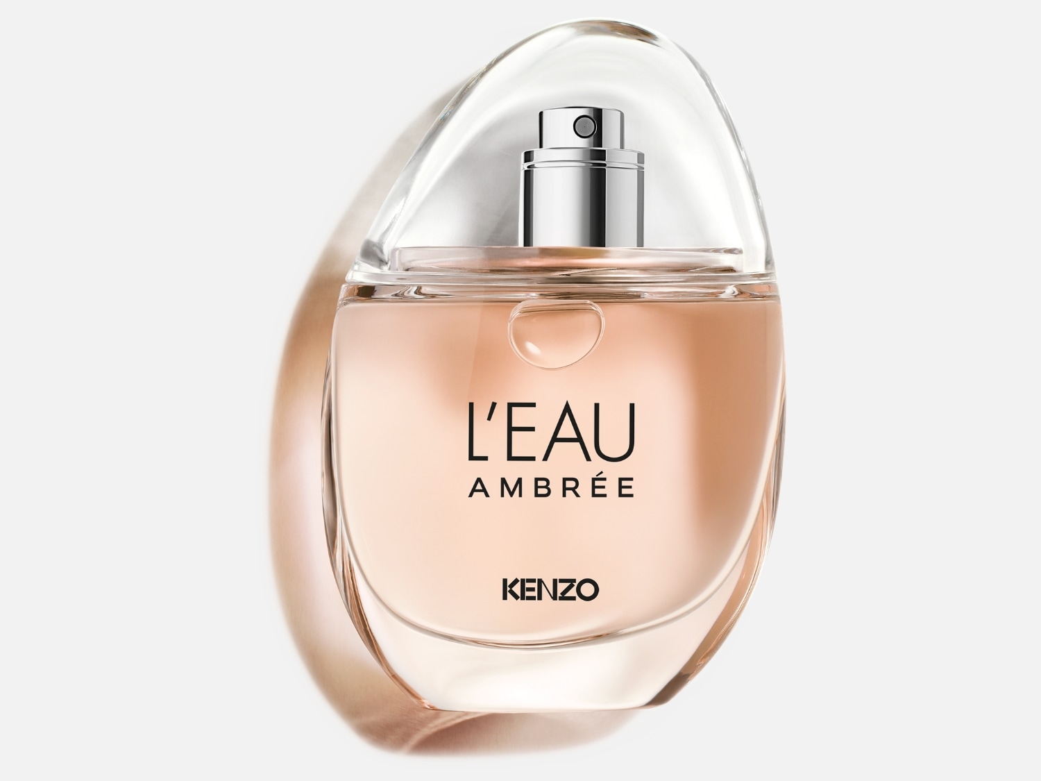Ein Flakon Kenzo L'Eau Ambrée, gefüllt mit einem zarten, bernsteinfarbenen Duft, verspricht ein olfaktorisches Erlebnis von Wärme und Eleganz.