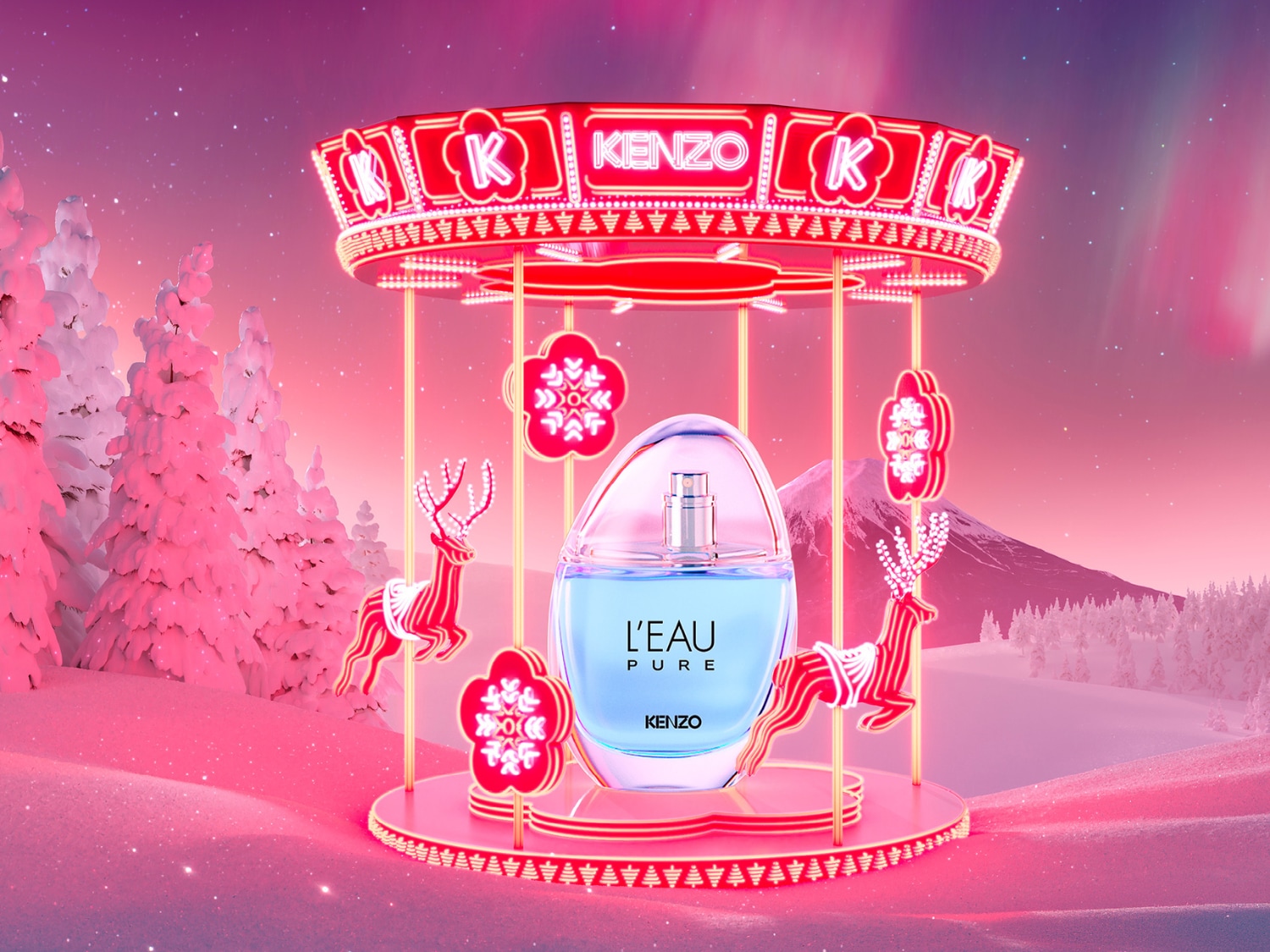 Ein Karussell mit dem hellblauen Parfüm L'Eau Pure von Kenzo, umgeben von roten Ornamenten und kleinen Rehen, vor einer verschneiten Winterlandschaft.