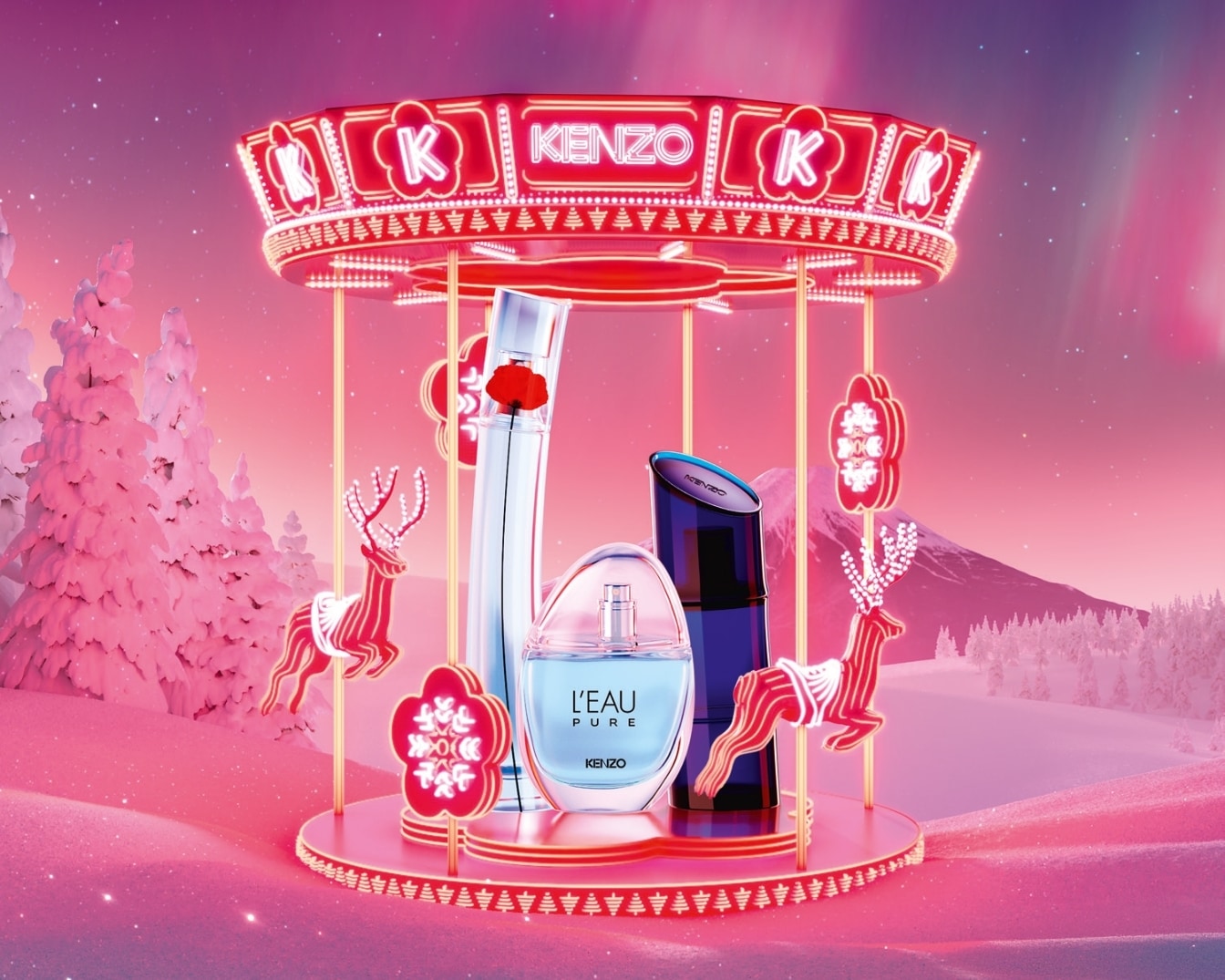 Ein festliches Karussell mit Kenzo-Düften, darunter L'Eau Pure in einem hellblauen Flakon, umgeben von dekorativen Rentieren und Blumen vor einem Winterwunderland.