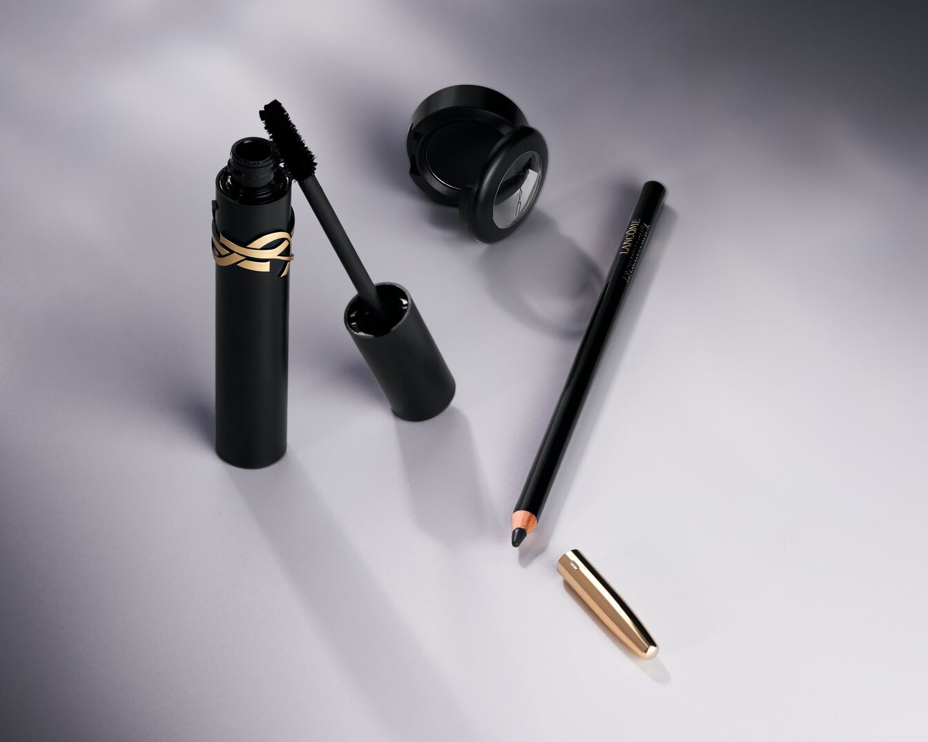 Mascara, Kajalstift und Lidschatten für einen perfekten Smokey Eyes Look.