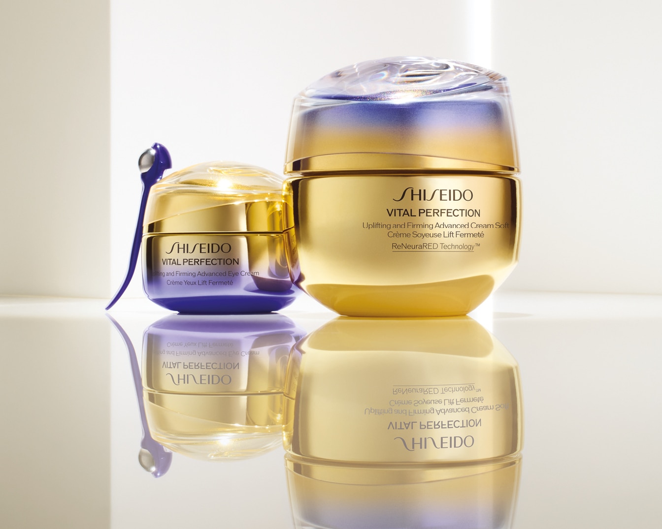 Ecco Shiseido Vital Perfection, crema occhi avanzata liftante e rassodante e crema soffice avanzata liftante e rassodante, entrambe in confezioni dorate e viola.