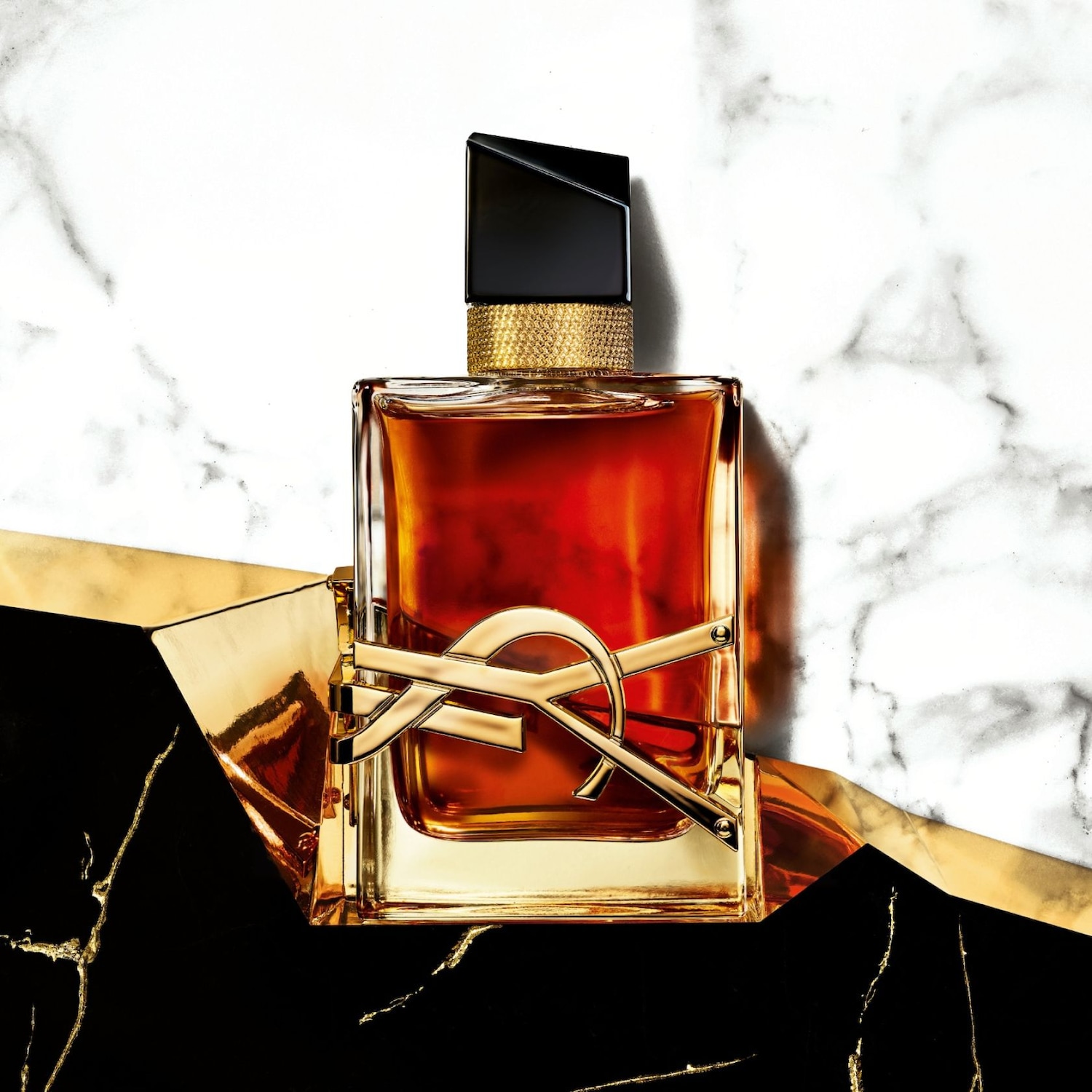 Ez az YSL férfi parfüm üvegben, arany díszítéssel és fekete kupakkal, elegáns megjelenést kölcsönöz.