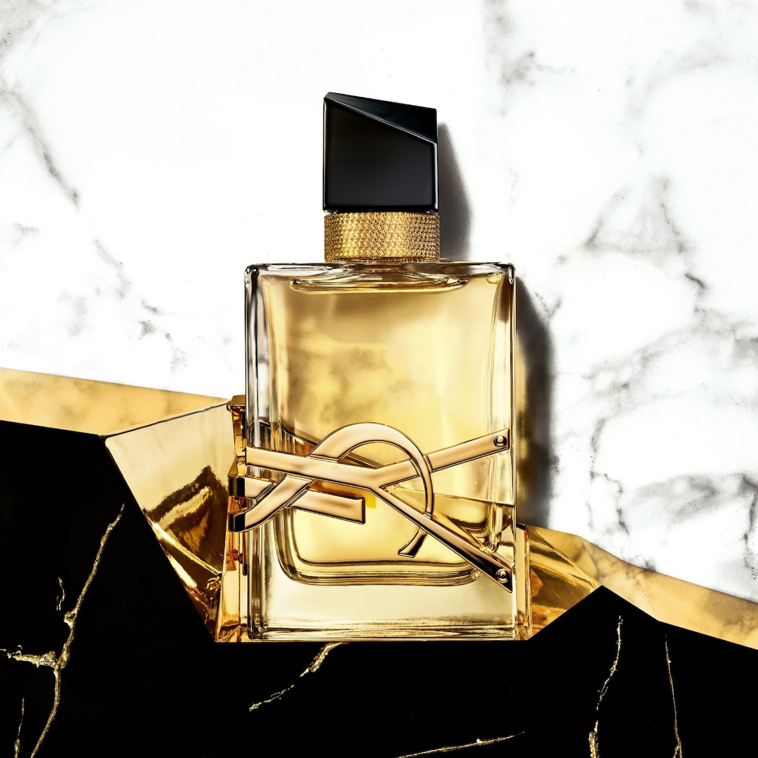 Ez az YSL Libre Eau de Parfum, egy arany színű üvegben, fekete kupakkal és arany logóval, elegáns és kifinomult illatot sugall.