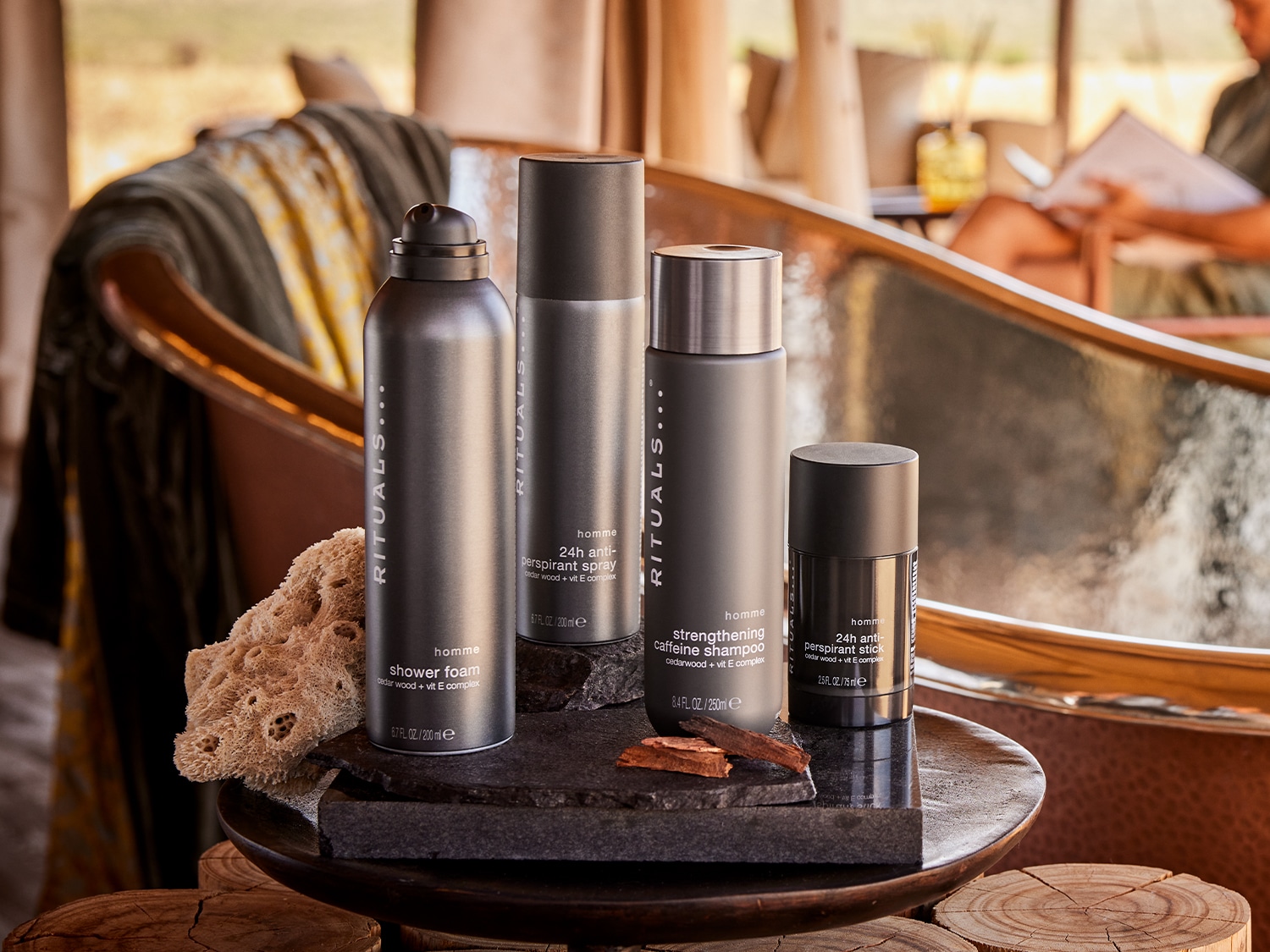 A Rituals Homme termékcsaládba tartozó tusfürdőhab, izzadásgátló spray, koffeines sampon és izzadásgátló stift látható, melyek cédrusfa és E-vitamin komplexet tartalmaznak.