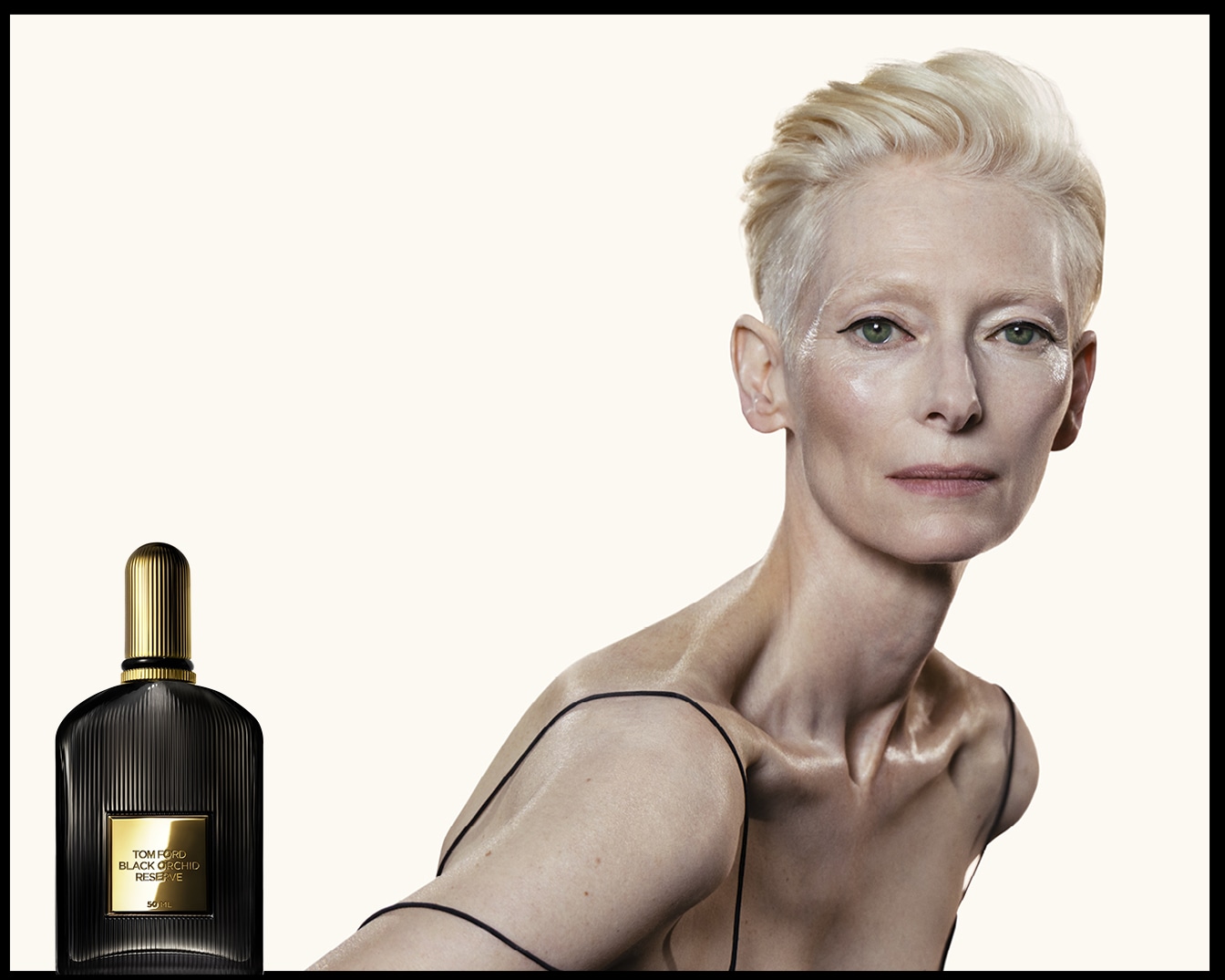 Na obrázku je flakón Tom Ford Black Orchid Reserve s herečkou Tildou Swinton, flakón je černé barvy se zlatým hrdlem.