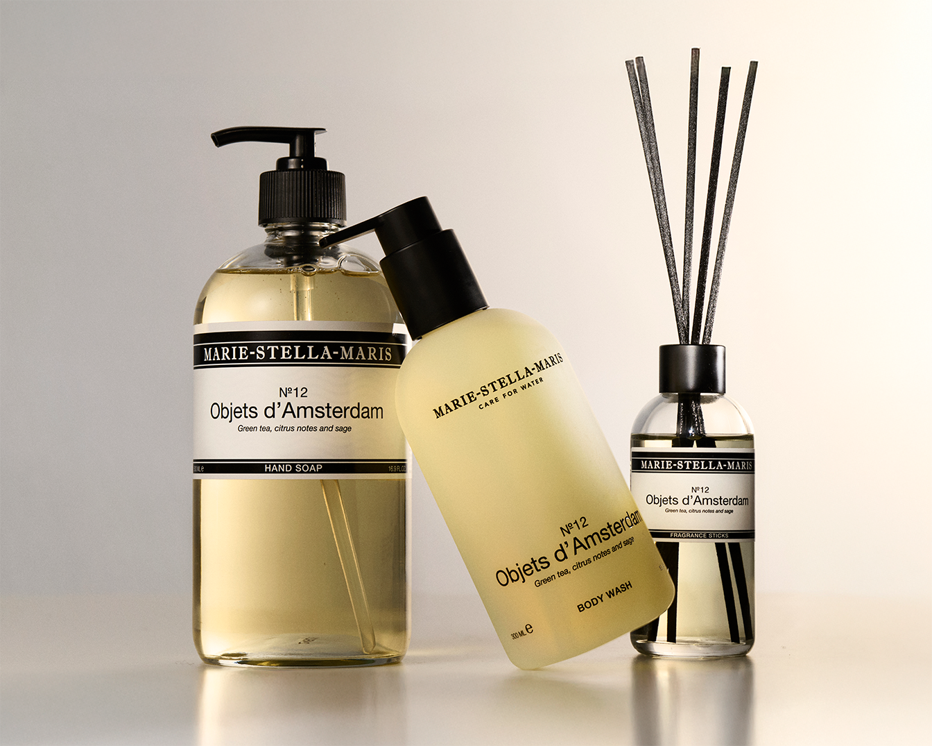 De Marie-Stella-Maris set bevat handzeep, bodywash en geurstokjes met groene thee, citrus en salie voor een frisse geur.