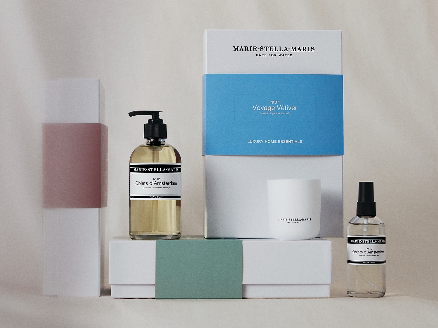 Ontdek de luxe van Marie-Stella-Maris met de Nº12 Objets d'Amsterdam handzeep, verrijkt met groene thee, citrus en salie, naast de Nº07 Voyage Vétiver home essentials.