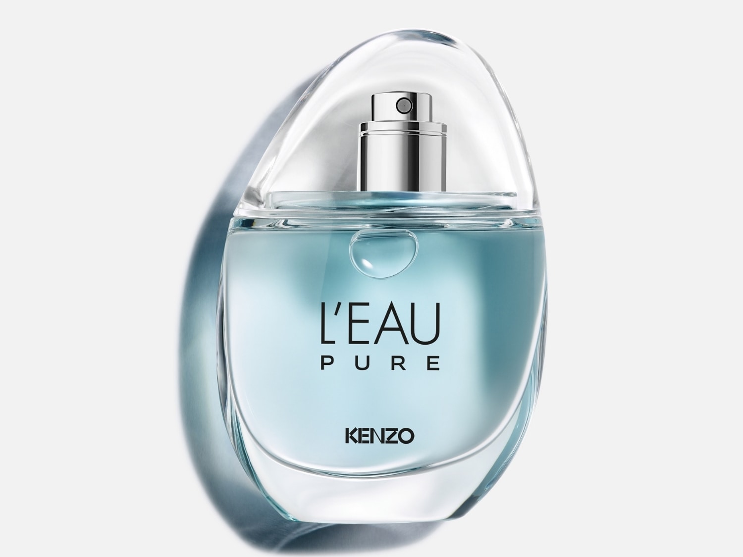 Die klare Glasflasche von L'Eau Pure Kenzo enthält ein hellblaues Parfüm und einen silbernen Sprühkopf.