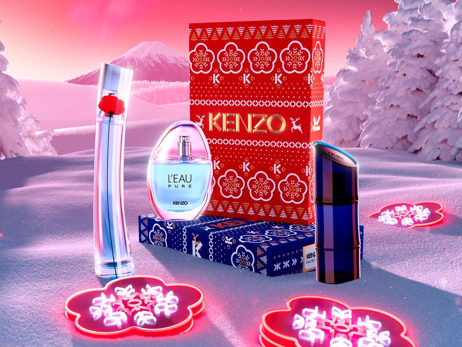 Entdecken Sie das Kenzo-Parfumset, bestehend aus einem hoch aufragenden, transparenten Flakon mit einer roten Blume, einem eiförmigen, hellblauen Flakon und einer dunkelblauen Flasche, die in festlichen roten und blauen Schachteln auf einer verschneiten Oberfläche präsentiert werden.