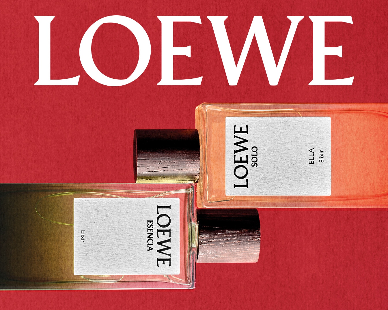 Sobre un fondo rojo, se presentan dos frascos de perfume Loewe: Esencia Elixir, con un líquido que se degrada de verde a amarillo, y Solo Ella Elixir, con un tono melocotón.