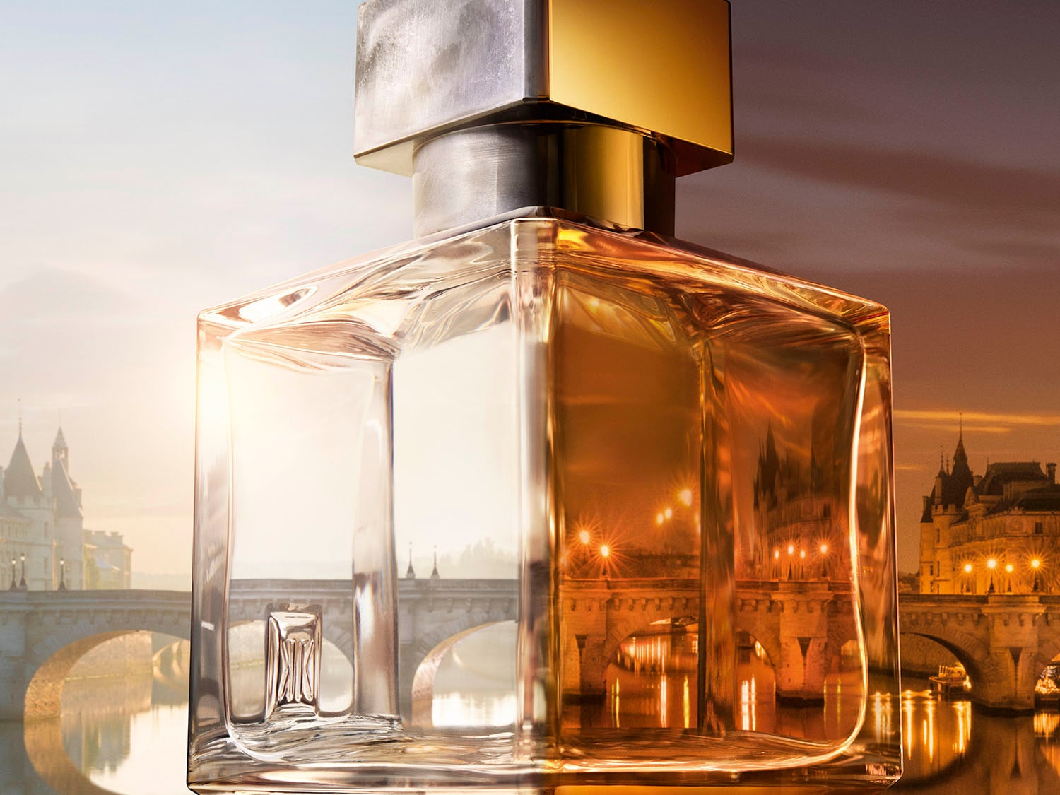 Nahaufnahme eines quadratischen Parfümflakons mit silbernem und goldenem Verschluss, der den Blick auf eine Brücke und Gebäude bei Tag und Nacht freigibt.