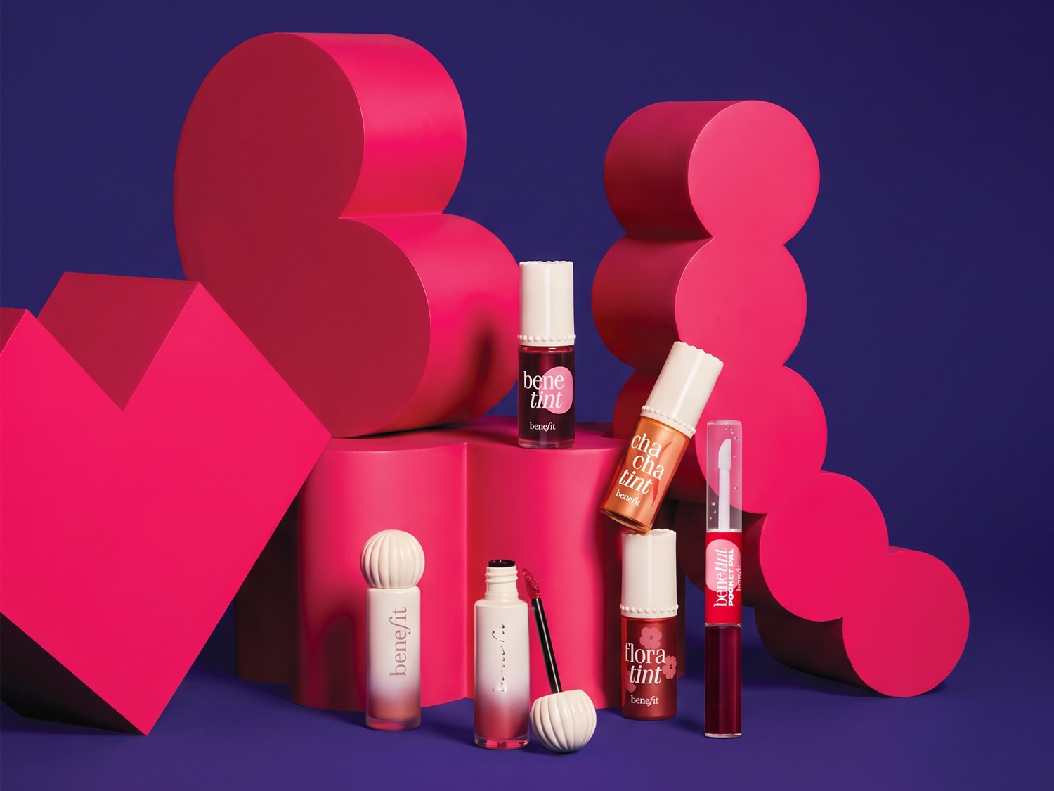 Een close-up van een roze hartvormig decoratief element op een paarse achtergrond, dat een speelse sfeer creëert.