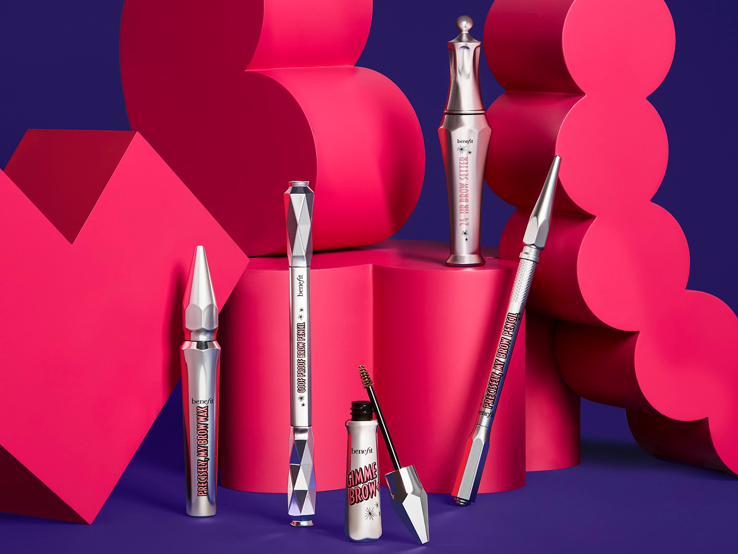 Ontdek Benefit's wenkbrauwcollectie: Precisely, My Brow Wax, Goof Proof Brow Pencil, Gimme Brow en 24-HR Brow Setter, gepresenteerd tegen een levendige roze achtergrond.