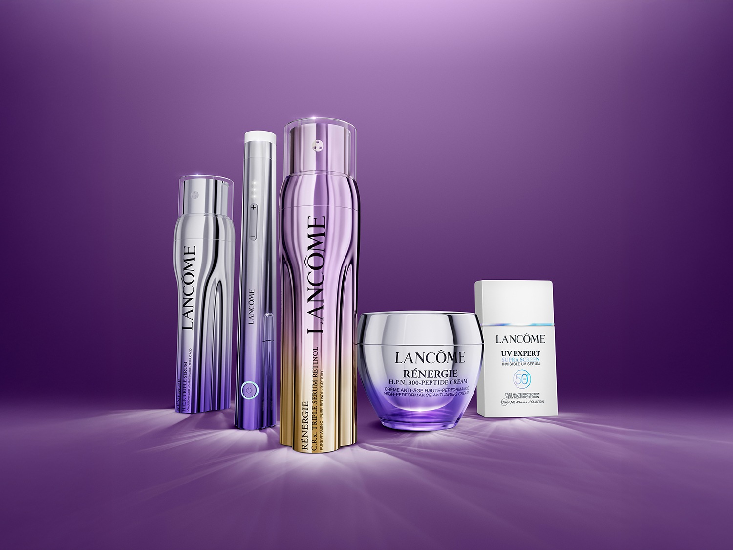 Découvrez la collection Lancôme Rénergie, comprenant des sérums et crèmes anti-âge haute performance dans des emballages argentés et violets élégants.